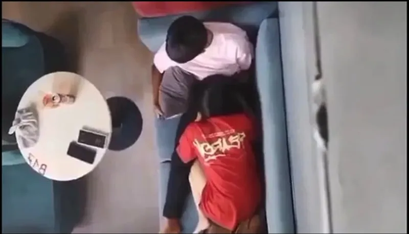 Quay lén em người yêu liếm bú cho em ghệ nơi công cộng