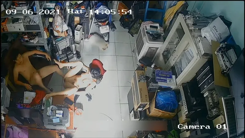 Vợ yêu chồng "đi ngoài" trong của chim máy tính