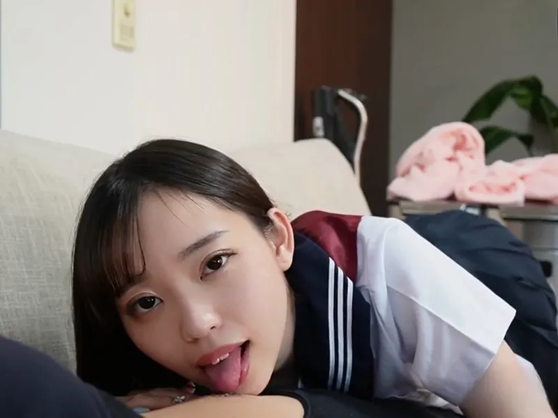 Nữ sinh ngây thơ bị tên ba cóc chọc thằng nhỏ giả vào lồn
